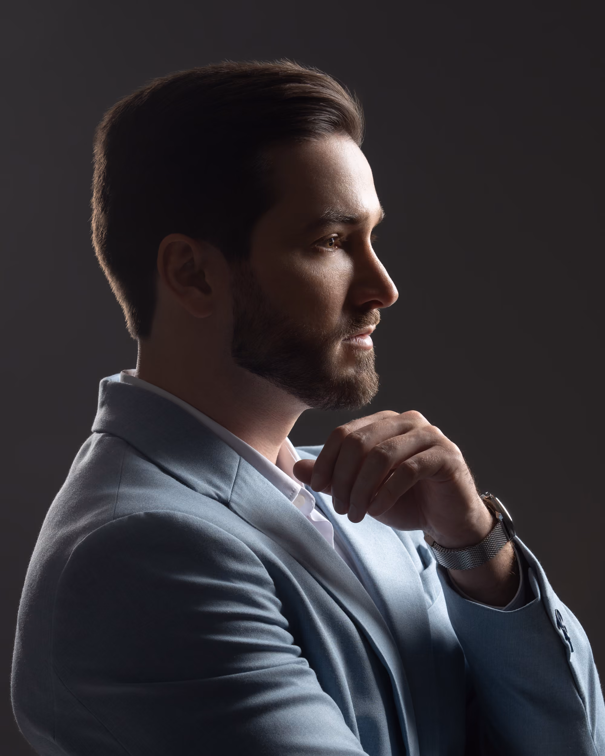 Retrato de perfil do Dr. Felipe Hell Andrade em luz de estúdio
